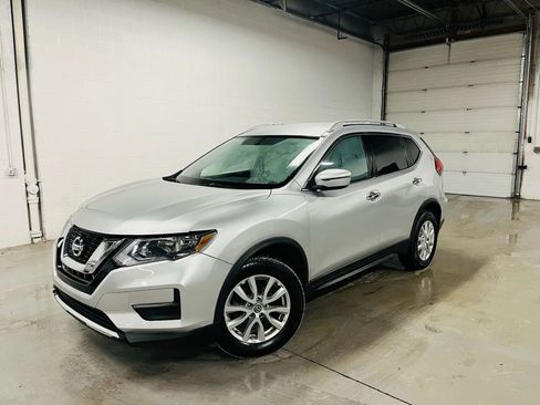 Used 2017 Nissan Rogue SV image 1