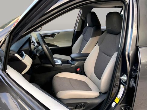 Used 2025 Toyota RAV4 XLE w/ Convenience Package FWD image 8