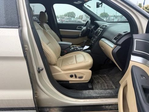 Used 2017 Ford Explorer XLT w/ Equipment Group 202A AWD/4WD image 12