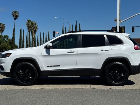 Used 2020 Jeep Cherokee Latitude Plus AWD/4WD image 2