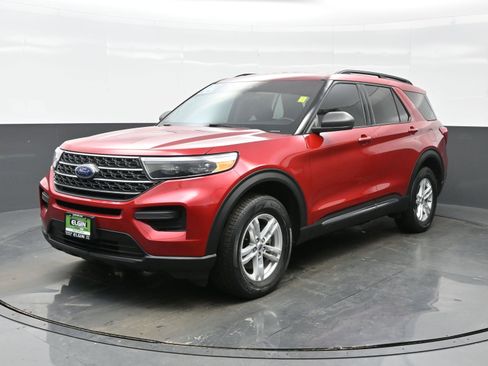 Used 2022 Ford Explorer XLT image 2