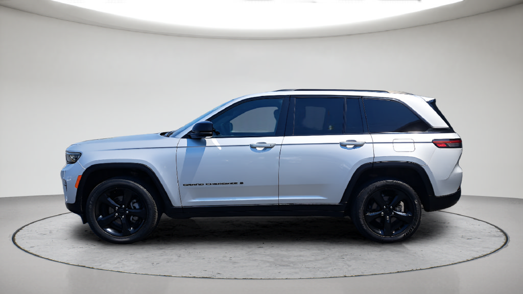Used 2023 Jeep Grand Cherokee Altitude AWD/4WD image 8