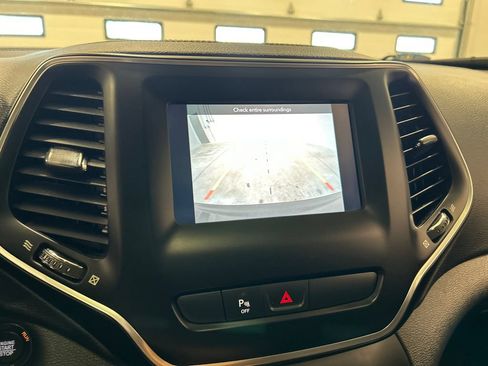 Used 2019 Jeep Cherokee Latitude Plus w/ Comfort/Convenience Group AWD/4WD image 24