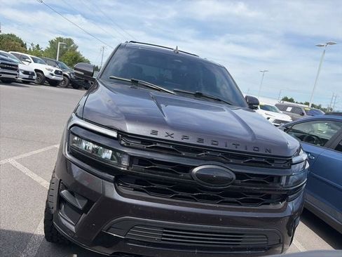 Used 2024 Ford Expedition Limited AWD/4WD image 3