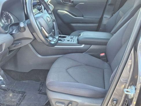 Used 2024 Toyota Highlander LE AWD/4WD image 9