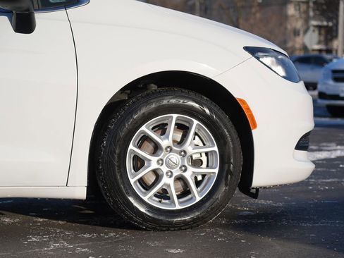 Used 2021 Chrysler Voyager LX image 11