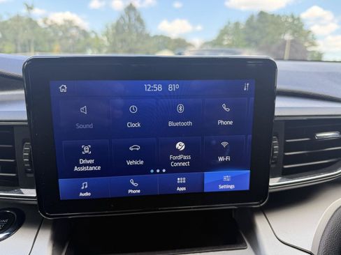 Used 2022 Ford Explorer XLT w/ Equipment Group 202A AWD/4WD image 16