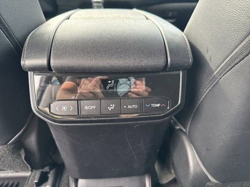 Used 2023 Toyota Highlander XLE image 18