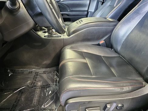 Used 2019 Toyota Highlander SE w/ Carpet Mat Package (TMS) FWD image 15