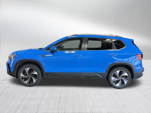Used 2024 Volkswagen Taos SE w/ Panoramic Sunroof Package AWD/4WD image 4