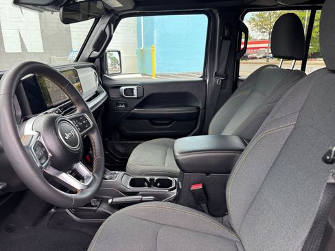 Used 2025 Jeep Wrangler Unlimited Sahara AWD/4WD image 24