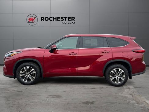Used 2022 Toyota Highlander XLE AWD/4WD image 2