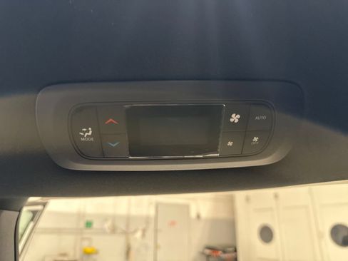 Used 2025 Chrysler Pacifica Select FWD image 40