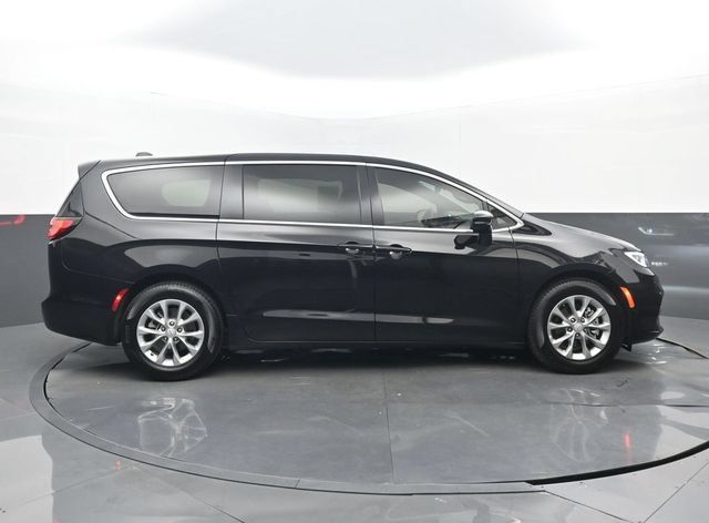 Used 2026 Chrysler Pacifica Limited FWD image 2