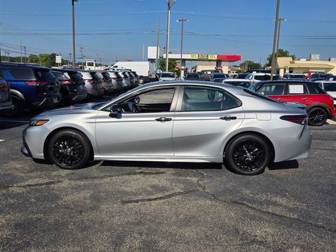 Used 2022 Toyota Camry SE w/ Convenience Package FWD image 4