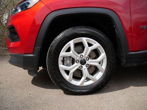Used 2025 Jeep Compass Latitude w/ Sun & Sound Group AWD/4WD image 9