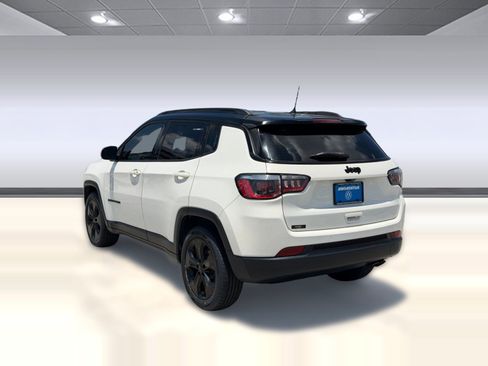 Used 2018 Jeep Compass Latitude FWD image 3