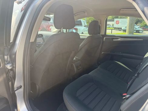 Used 2020 Ford Fusion SE FWD image 12