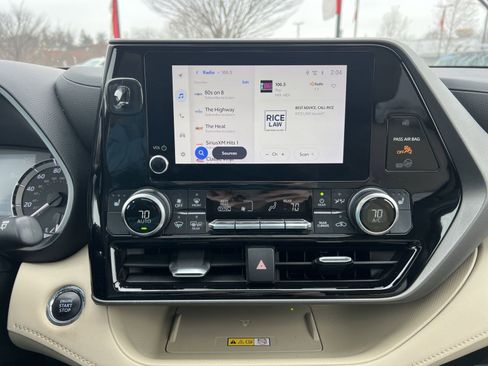 Used 2023 Toyota Highlander XLE image 18