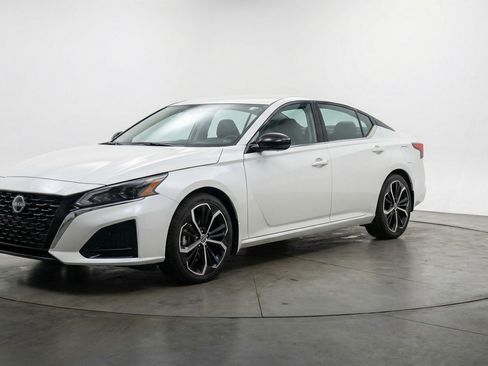 Used 2025 Nissan Altima 2.5 SR FWD image 3