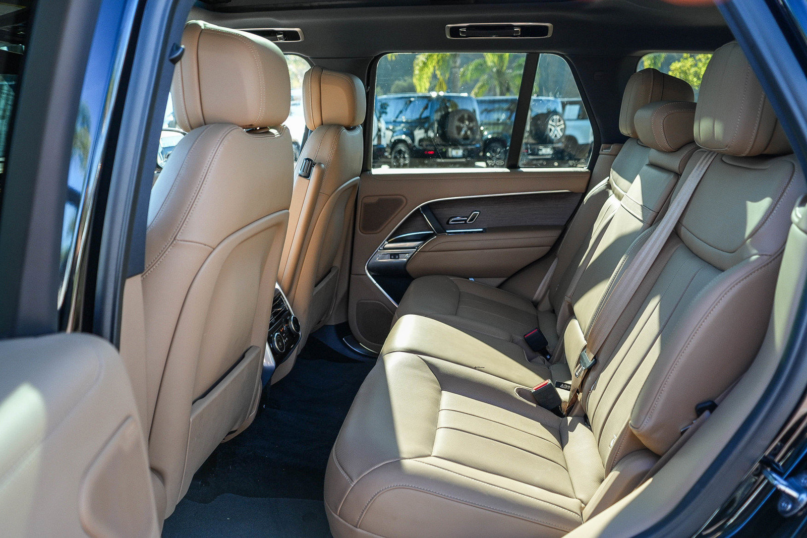 Certified 2025 Land Rover Range Rover SE AWD/4WD image 19