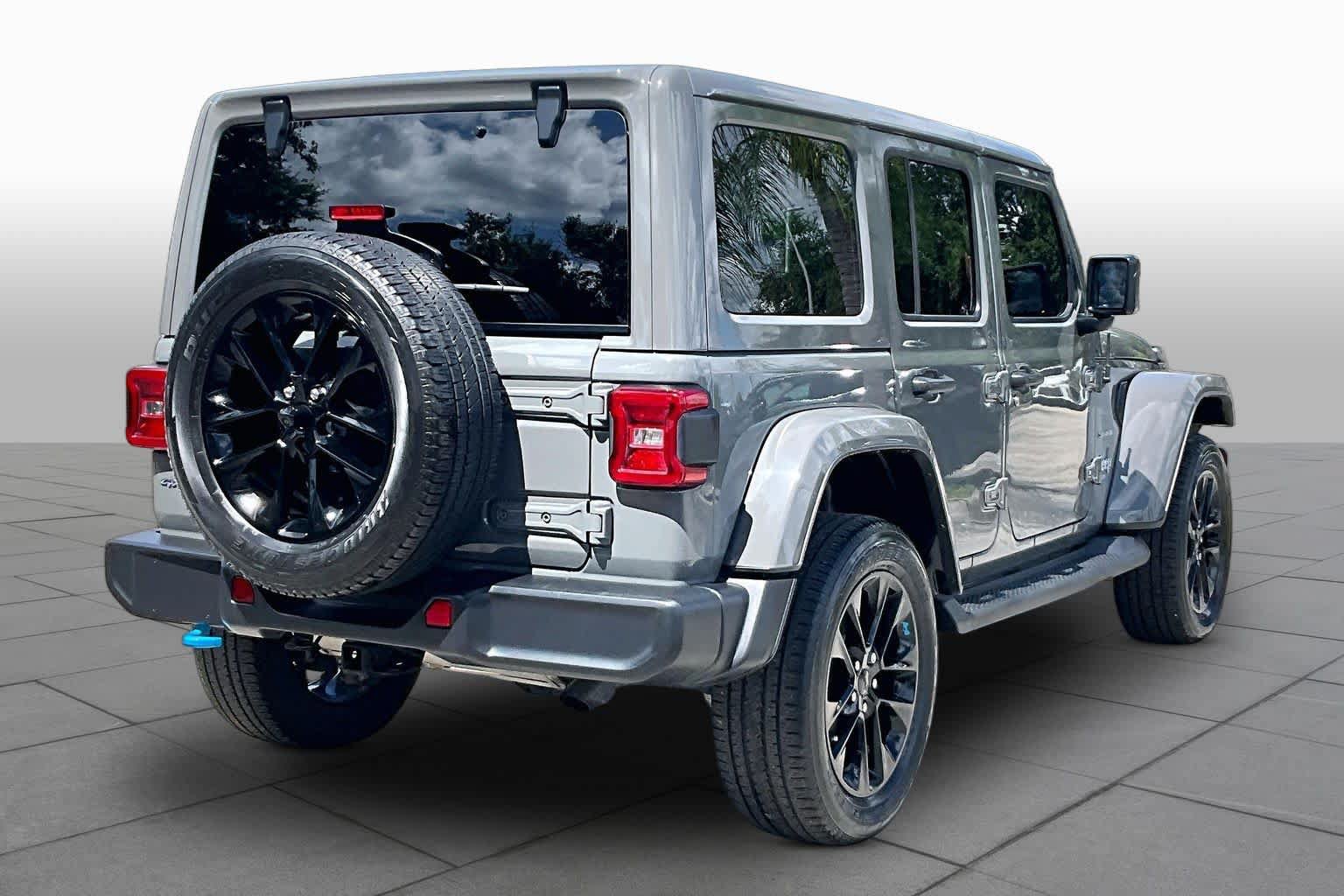 Used 2023 Jeep Wrangler Unlimited Sahara w/ Cold Weather Group AWD/4WD image 12