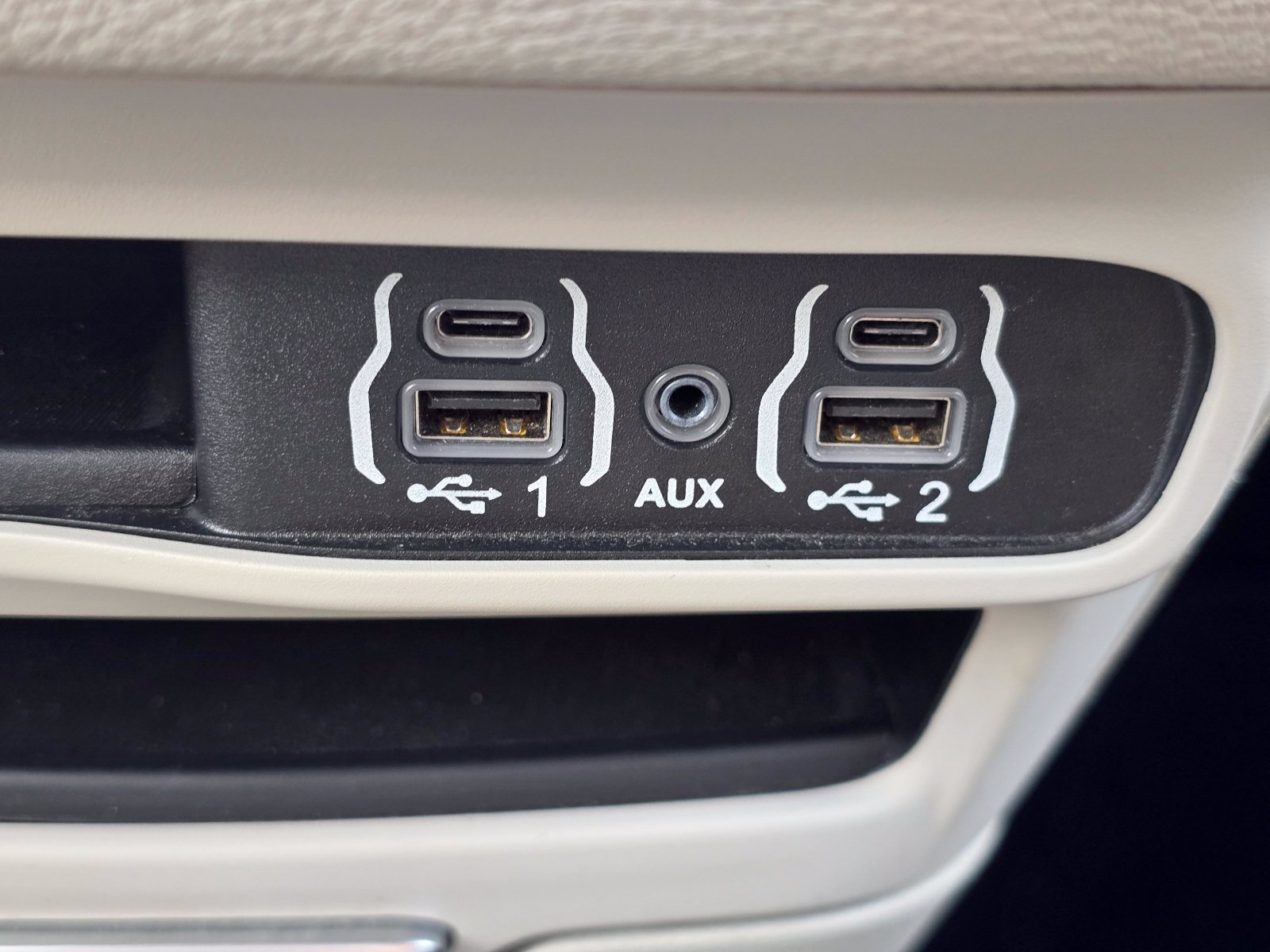 Used 2024 Chrysler Pacifica Limited FWD image 26