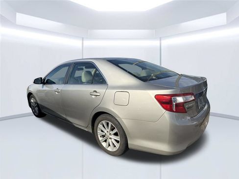 Used 2013 Toyota Camry XLE w/ Leather Pkg FWD image 5