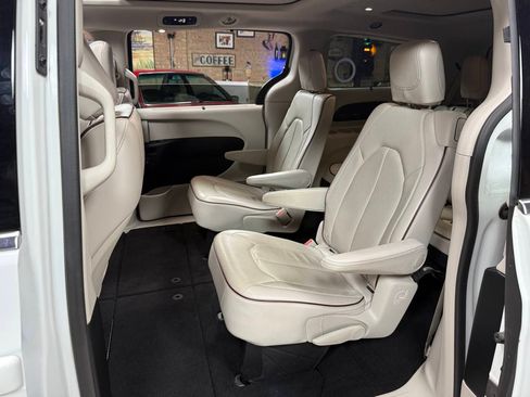 Used 2018 Chrysler Pacifica Limited w/ Tire & Wheel Group FWD image 29