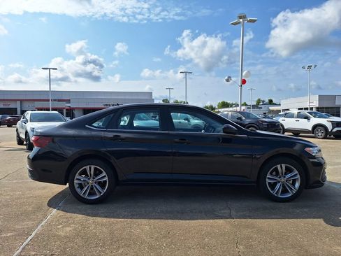 Used 2024 Volkswagen Jetta SE FWD image 4