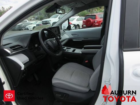 Used 2026 Toyota Sienna LE image 33