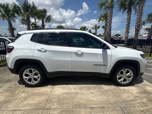 Used 2024 Jeep Compass Latitude AWD/4WD image 4