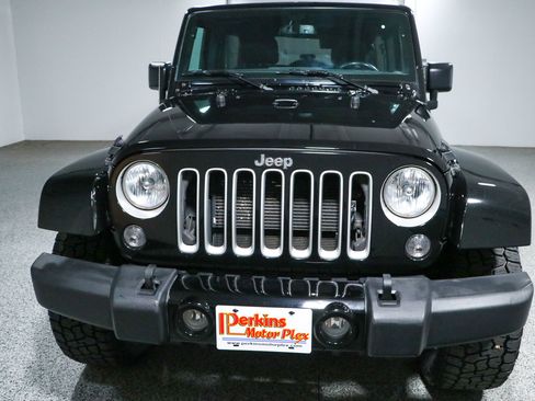Used 2016 Jeep Wrangler Unlimited Sahara w/ Dual Top Group AWD/4WD image 4