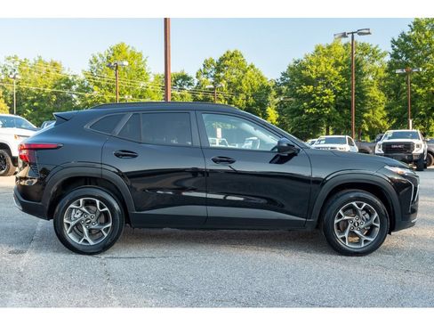 Used 2026 Chevrolet Trax LT FWD image 9