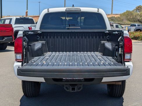 Used 2019 Toyota Tacoma TRD Off-Road w/ Technology Package AWD/4WD image 9