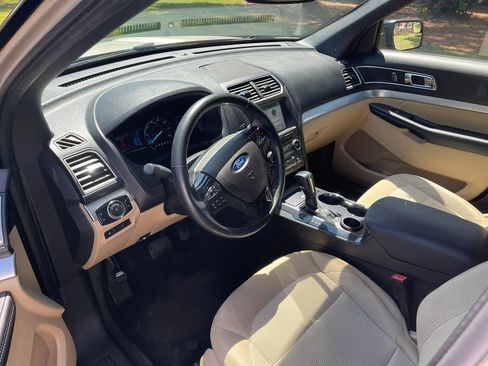 Used 2017 Ford Explorer XLT w/ Equipment Group 201A image 11