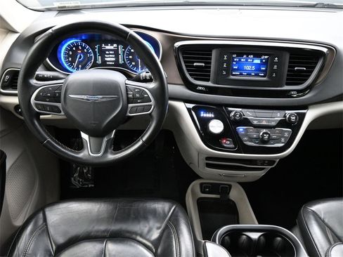 Used 2017 Chrysler Pacifica Touring-L image 4