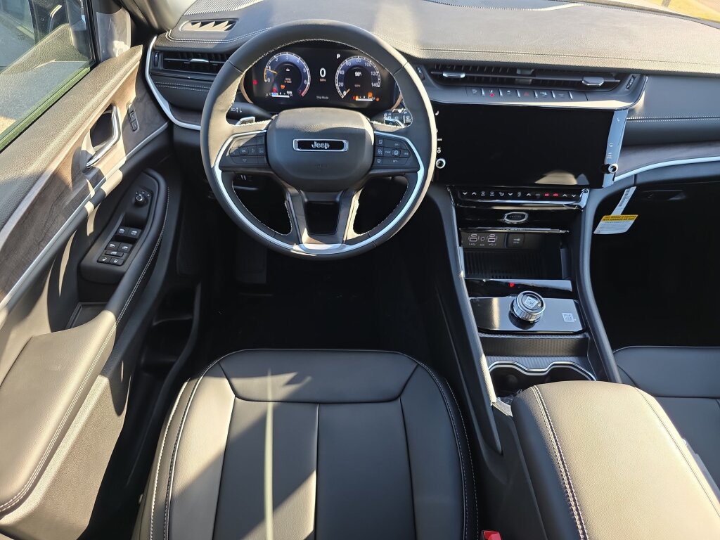 New 2027 Jeep Grand Cherokee Limited RWD image 7