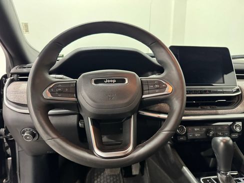 Used 2025 Jeep Compass Latitude w/ Sun & Sound Group AWD/4WD image 5