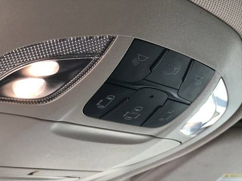 Used 2024 Chrysler Pacifica Limited FWD image 8