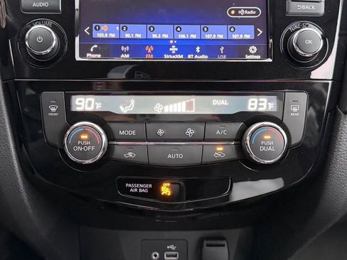 Used 2020 Nissan Rogue SV w/ Premium Package image 12