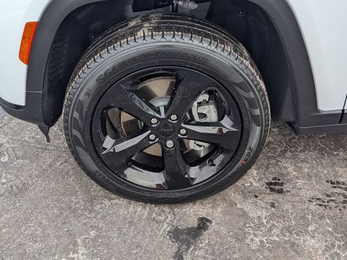 New 2025 Jeep Grand Cherokee L Limited image 30