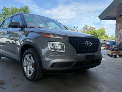 Used 2020 Hyundai Venue SE FWD image 3