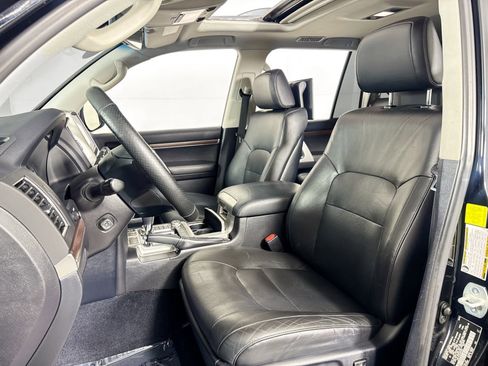 Used 2017 Toyota Land Cruiser image 28