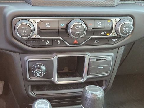 Used 2022 Jeep Gladiator Sport image 30