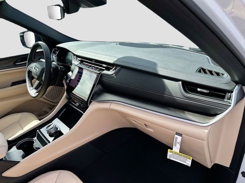 New 2025 Jeep Grand Cherokee L Limited w/ Luxury Tech Group II image 34