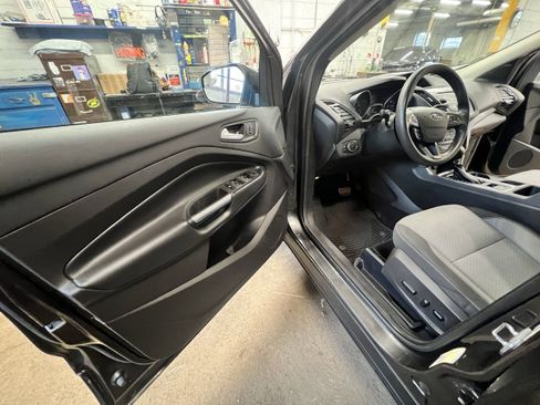 Used 2017 Ford Escape SE AWD/4WD image 9