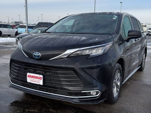 Used 2022 Toyota Sienna XLE image 2