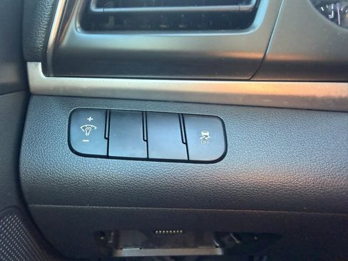 Used 2019 Hyundai Elantra SE w/ Cargo Package FWD image 17