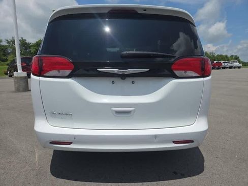 Used 2023 Chrysler Voyager LX image 4